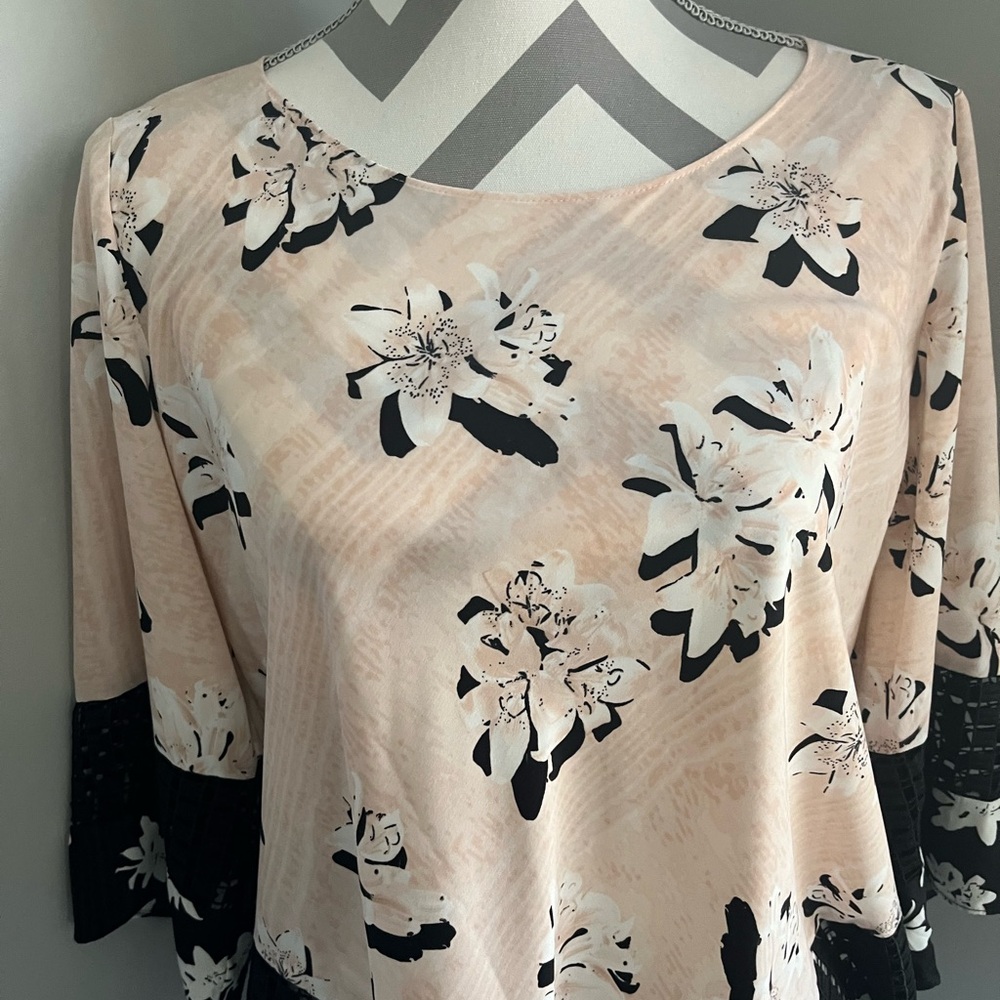 Alfani Floral Top Size Small with Black Lace Details